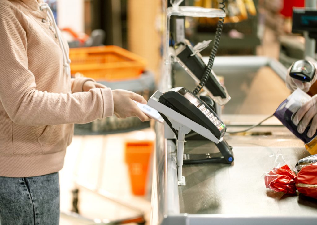 Woman using a POS System. The store can help her because of their guide to POS stystems.